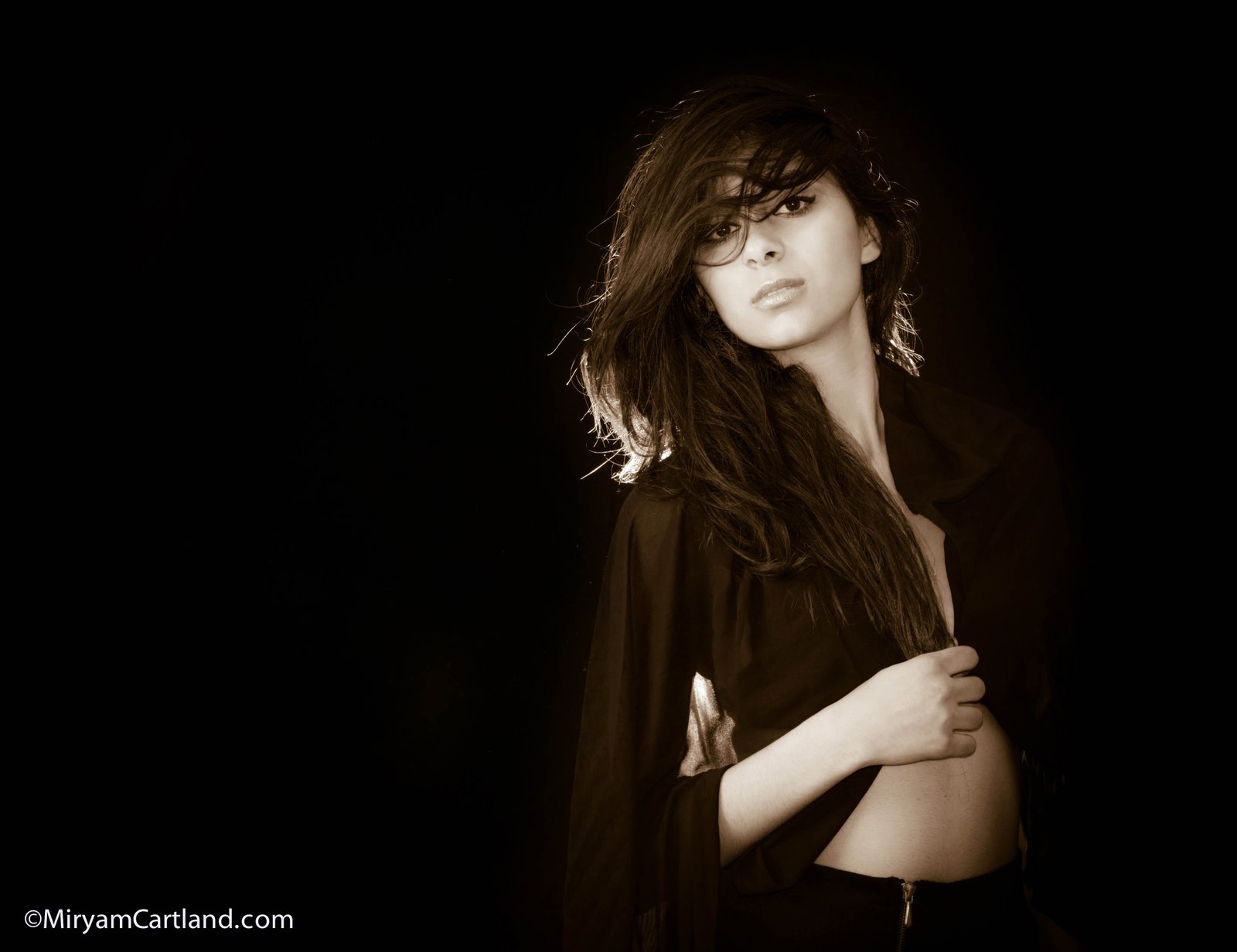 Portrait glamour femme sous parapluie — photographe portrait mode Casablanca